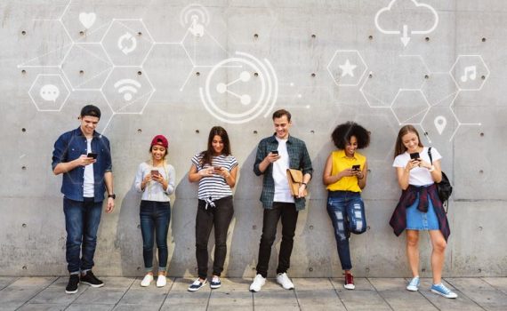 Grupo de jóvenes pertenecientes a la Generación Z, sucesores de los Millennials. La Generación Z no concibe un mundo sin tecnología.