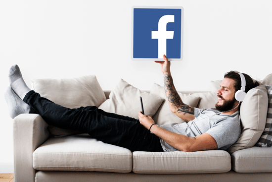 Hombre creando objetivos de Facebook Ads para campaña publicitaria