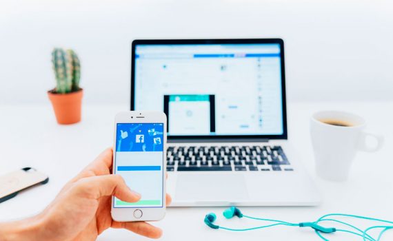 Celular y laptop con cuentas de facebook activas. La seguridad en facebook hace de tu uso de la red social algo confiable.