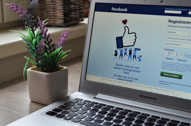 Laptop presentado a facebook creator studio