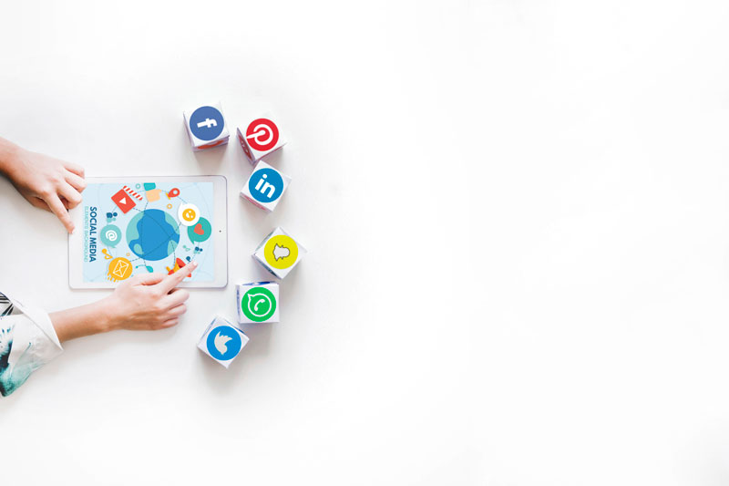 Iconos de redes sociales y tablet, elementos que forman parte de lo que hace un community manager